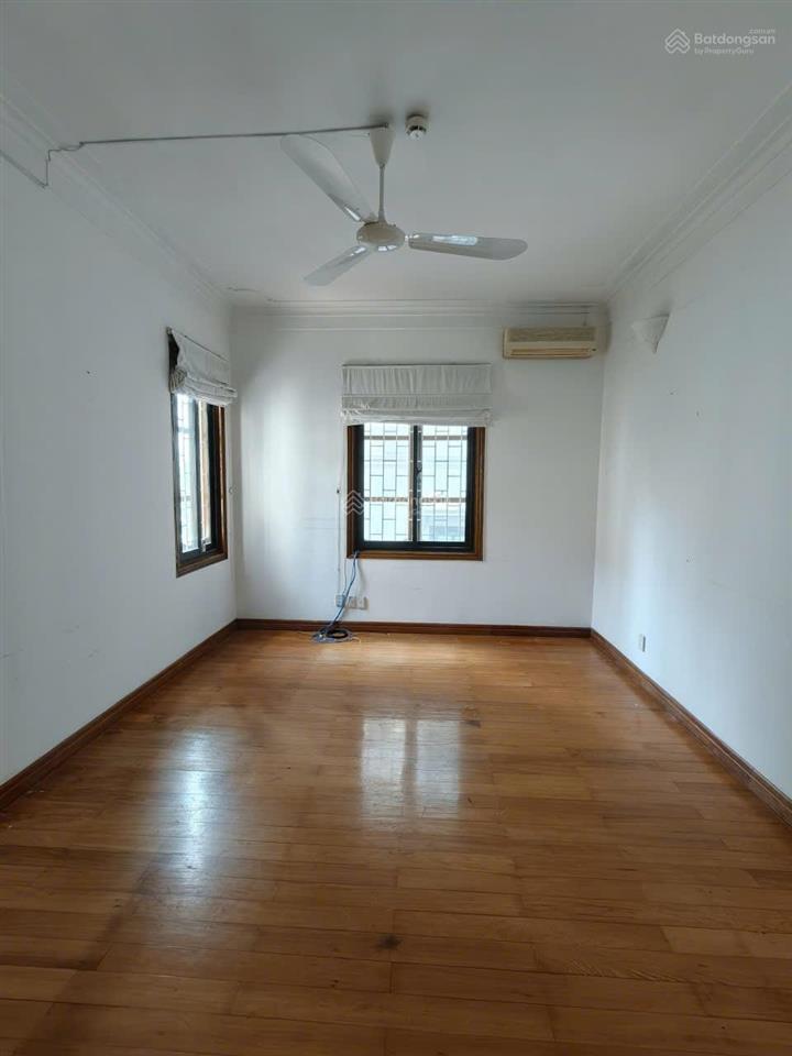 Cho thuê nhà lô góc view hồ tây quảng khánh. dt 145m, 5 tầng, 5 ngủ có bể bơi riêng