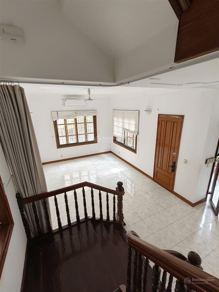 Cho thuê nhà lô góc view hồ tây quảng khánh. dt 145m, 5 tầng, 5 ngủ có bể bơi riêng