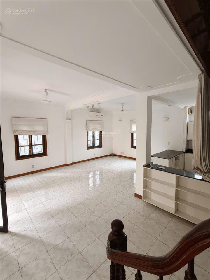 Cho thuê nhà lô góc view hồ tây quảng khánh. dt 145m, 5 tầng, 5 ngủ có bể bơi riêng