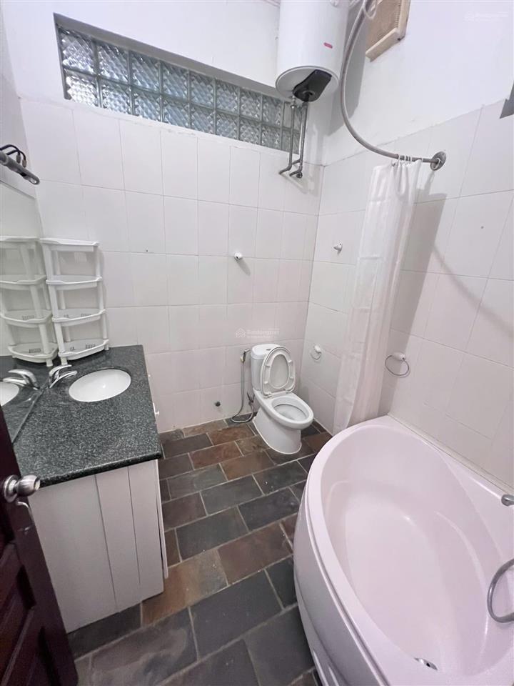 Cho thuê biệt thự 4,5 tầng sân vườn rộng đường tô ngọc vân, quận tây hồ, hà nội
diện tích 300m2
