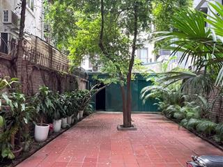 Cho thuê biệt thự 4,5 tầng sân vườn rộng đường tô ngọc vân, quận tây hồ, hà nội
diện tích 300m2