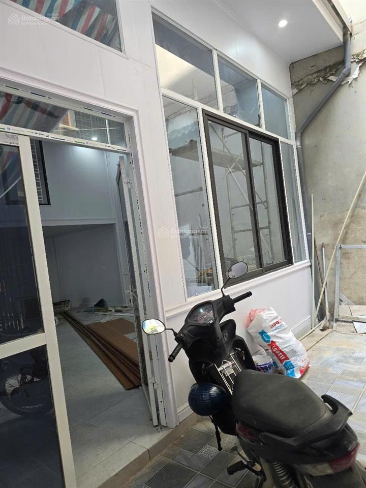 Cho thuê nhà sân mới cứng ở ngay phố tứ liên 70m2 x 2 tầng, 2 phòng ngủ, giá 7 triệu/ tháng