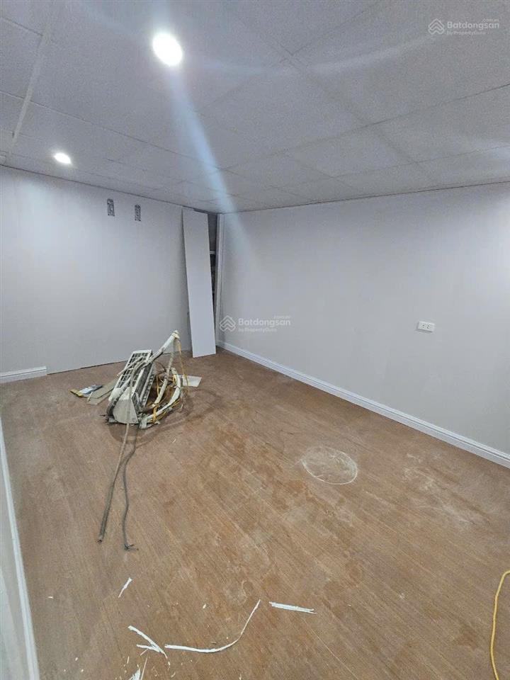 Cho thuê nhà sân mới cứng ở ngay phố tứ liên 70m2 x 2 tầng, 2 phòng ngủ, giá 7 triệu/ tháng