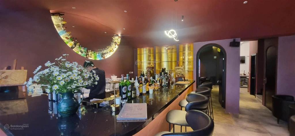 Cho thuê nhà biệt thự sân vườn tứ liên, tây hồ  diện tích rộng 450m2