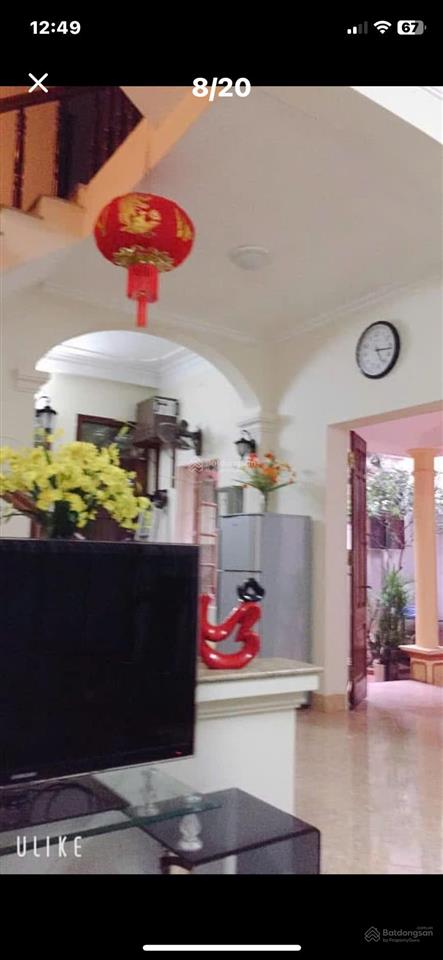 Cho thuê nhà 3 tầng có sân, 3 mặt cửa nhiều ánh sáng, 3 ngủ 3 vs phòng khách và bếp rộng