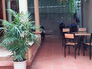 Cho thuê nhà 3 tầng có sân, 3 mặt cửa nhiều ánh sáng, 3 ngủ 3 vs phòng khách và bếp rộng