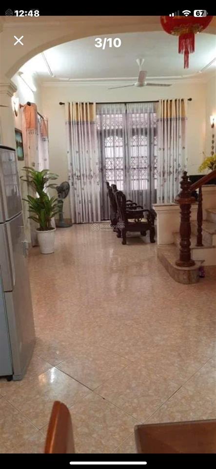 Cho thuê nhà 3 tầng có sân, 3 mặt cửa nhiều ánh sáng, 3 ngủ 3 vs phòng khách và bếp rộng