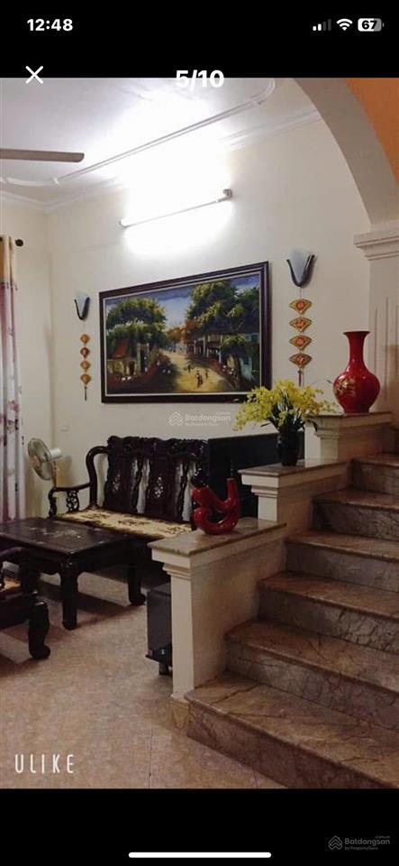 Cho thuê nhà 3 tầng có sân, 3 mặt cửa nhiều ánh sáng, 3 ngủ 3 vs phòng khách và bếp rộng