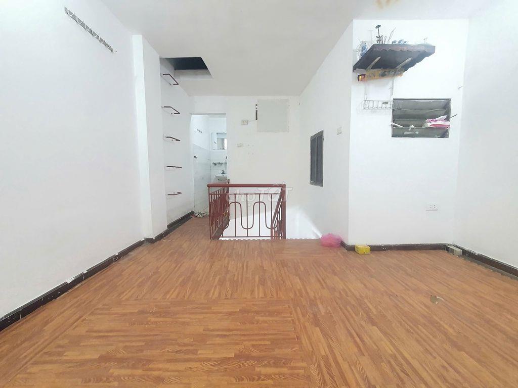 Chính chủ cho thuê nhà 2 tầng, ngõ 129 Nguyễn Trãi đối điện RoyalCity