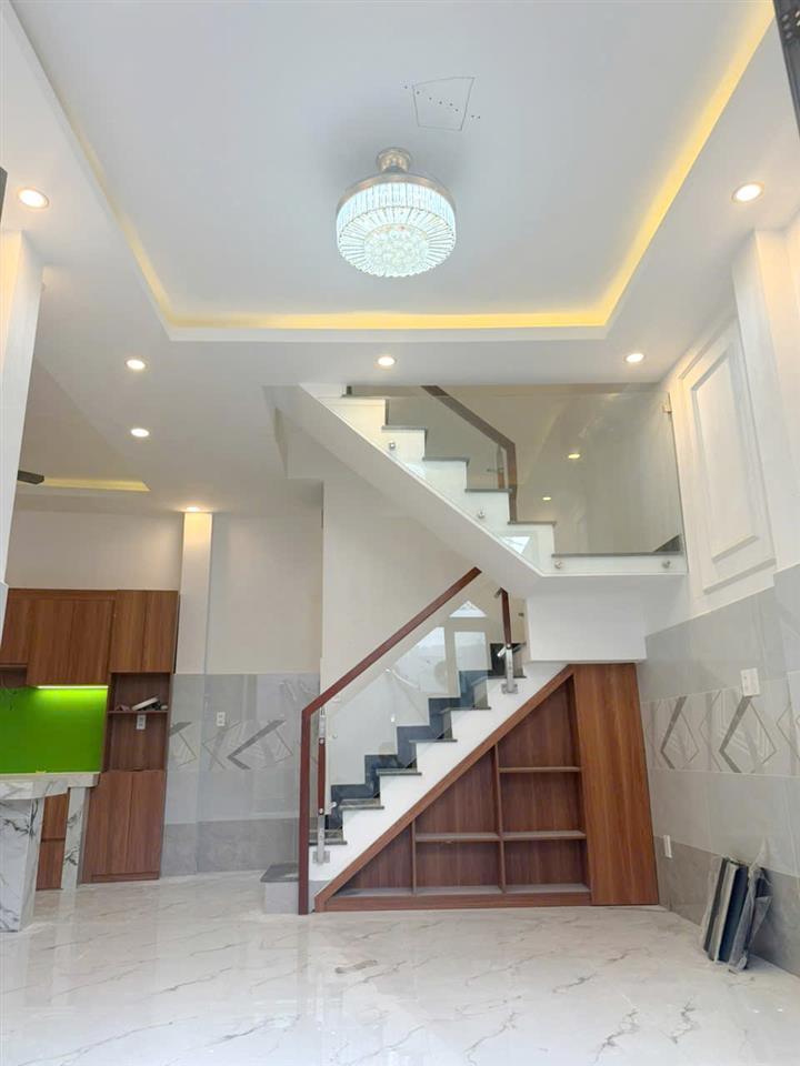 Nhà 2 lầu NH6.5m ngay chợ Ba Đình 5p qua Q1,5 P10Q8 P.Chánh Hưng
