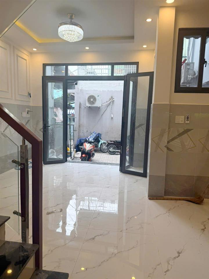 Nhà 2 lầu NH6.5m ngay chợ Ba Đình 5p qua Q1,5 P10Q8 P.Chánh Hưng
