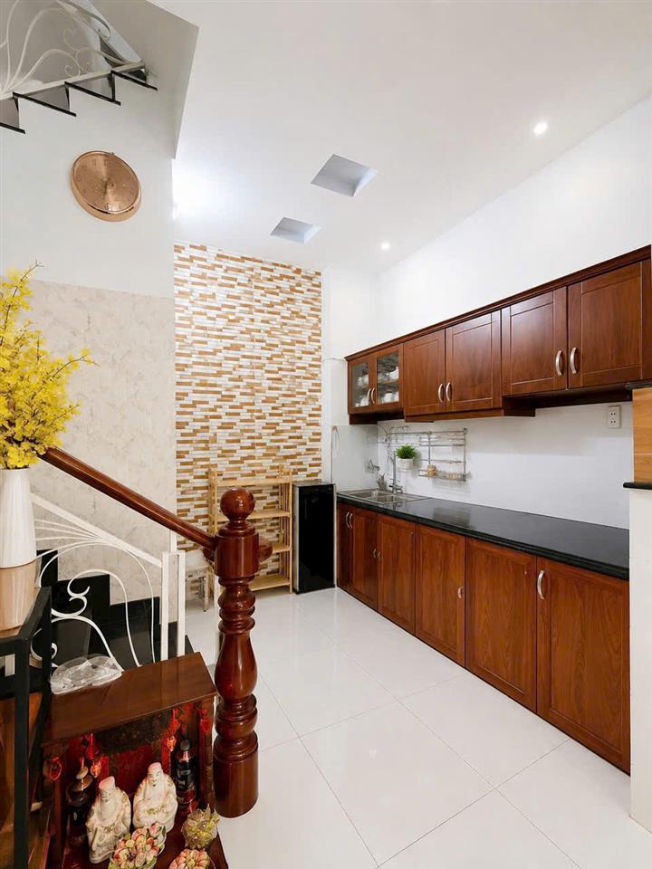Nhà ngang khủng cách MT Phạm Thế Hiển 50m P4Q8 P.Chánh Hưng