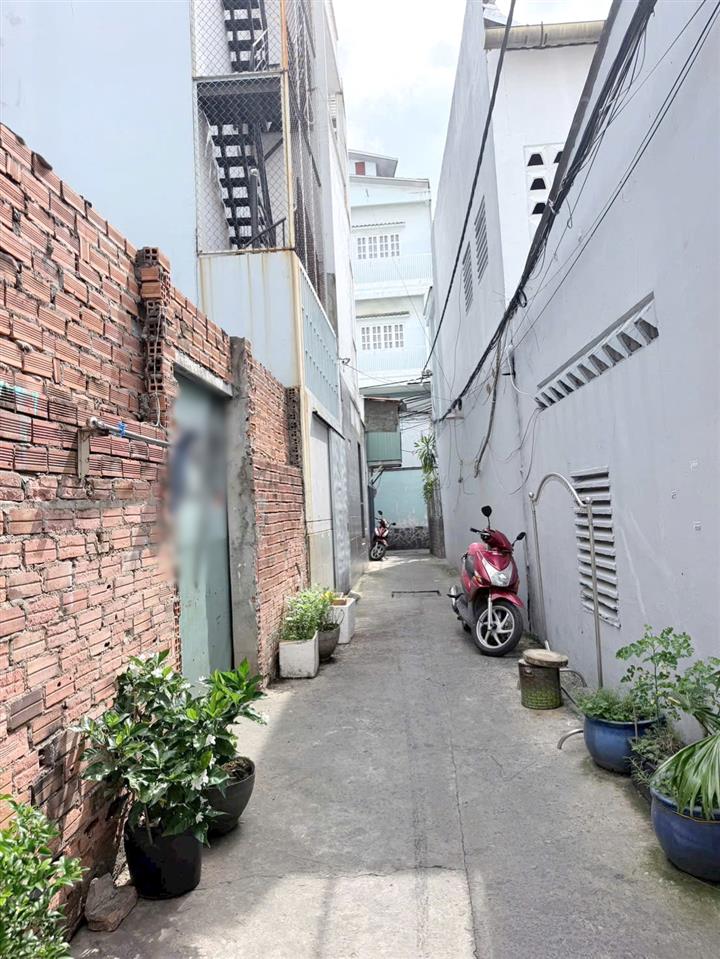 Nhà ngang khủng cách MT Phạm Thế Hiển 50m P4Q8 P.Chánh Hưng