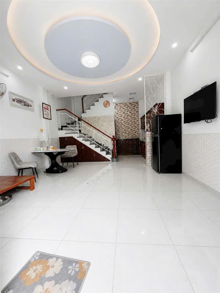 Nhà ngang khủng cách MT Phạm Thế Hiển 50m P4Q8 P.Chánh Hưng