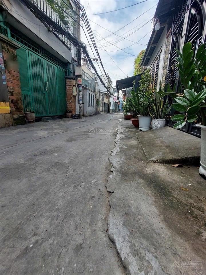Bán chdv hẻm xe hơi đậu ngay cửa, đường tám danh phường 4 quận 8.