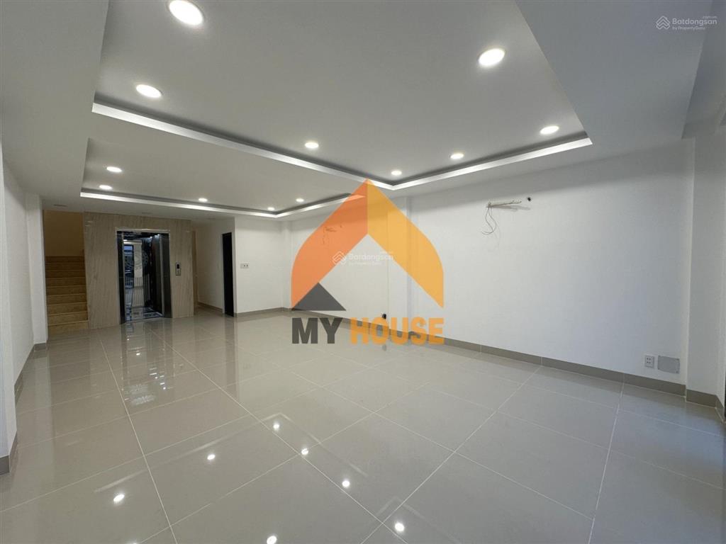Nhà phố q2 mới xây sàn suốt có thang máy, gần hầm thủ thiêm và cầu sài gòn