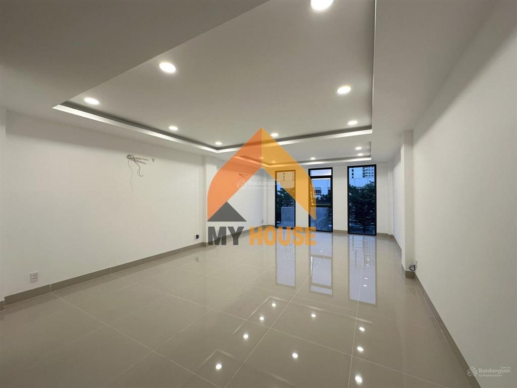 Nhà phố q2 mới xây sàn suốt có thang máy, gần hầm thủ thiêm và cầu sài gòn