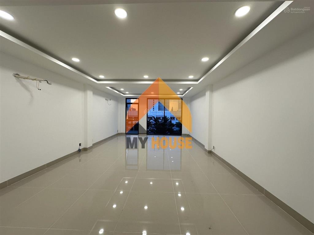 Nhà phố q2 mới xây sàn suốt có thang máy, gần hầm thủ thiêm và cầu sài gòn