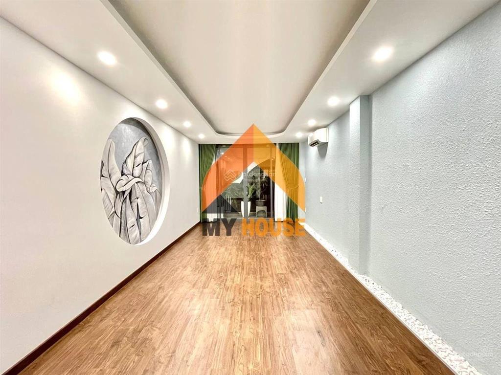 Sau lưng mega nhà hầm trệt 4lầu nhà đẹp đúng giá vị trí thuận lợi