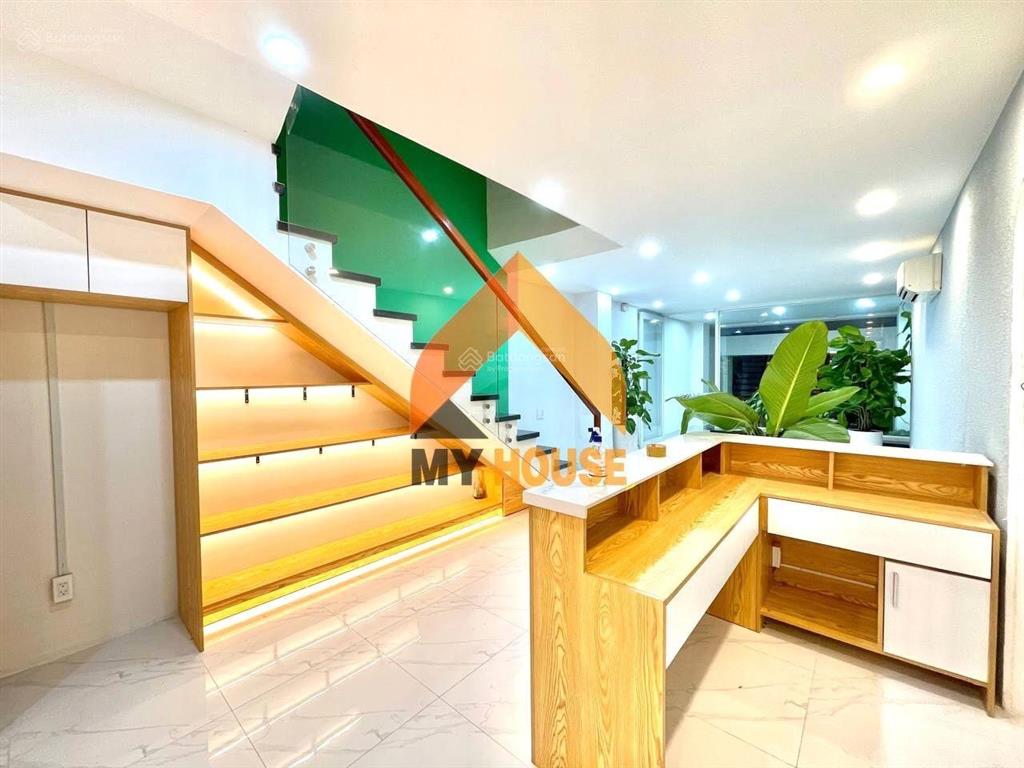 Sau lưng mega nhà hầm trệt 4lầu nhà đẹp đúng giá vị trí thuận lợi