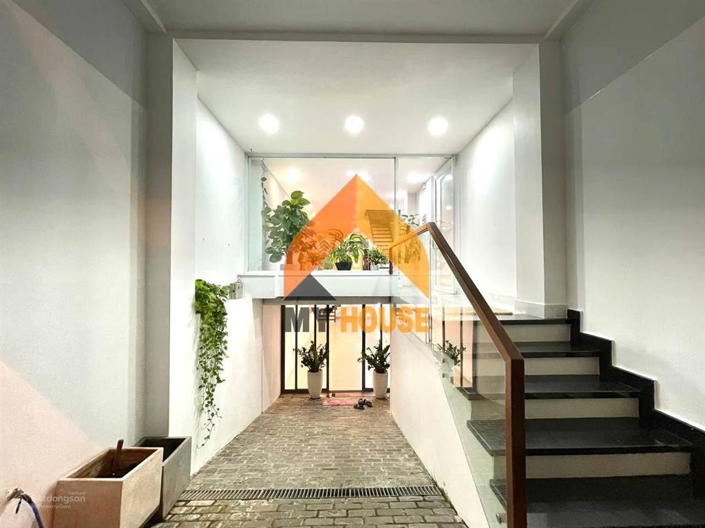 Sau lưng mega nhà hầm trệt 4lầu nhà đẹp đúng giá vị trí thuận lợi