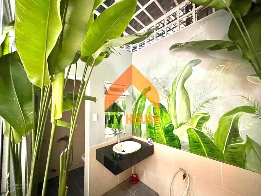 Sau lưng mega nhà hầm trệt 4lầu nhà đẹp đúng giá vị trí thuận lợi