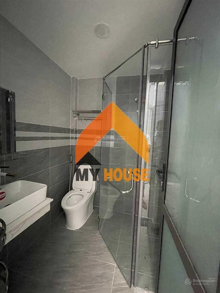 Nhà trống suốt trung tâm q2 gần cầu sài gòn style kính hiện đại