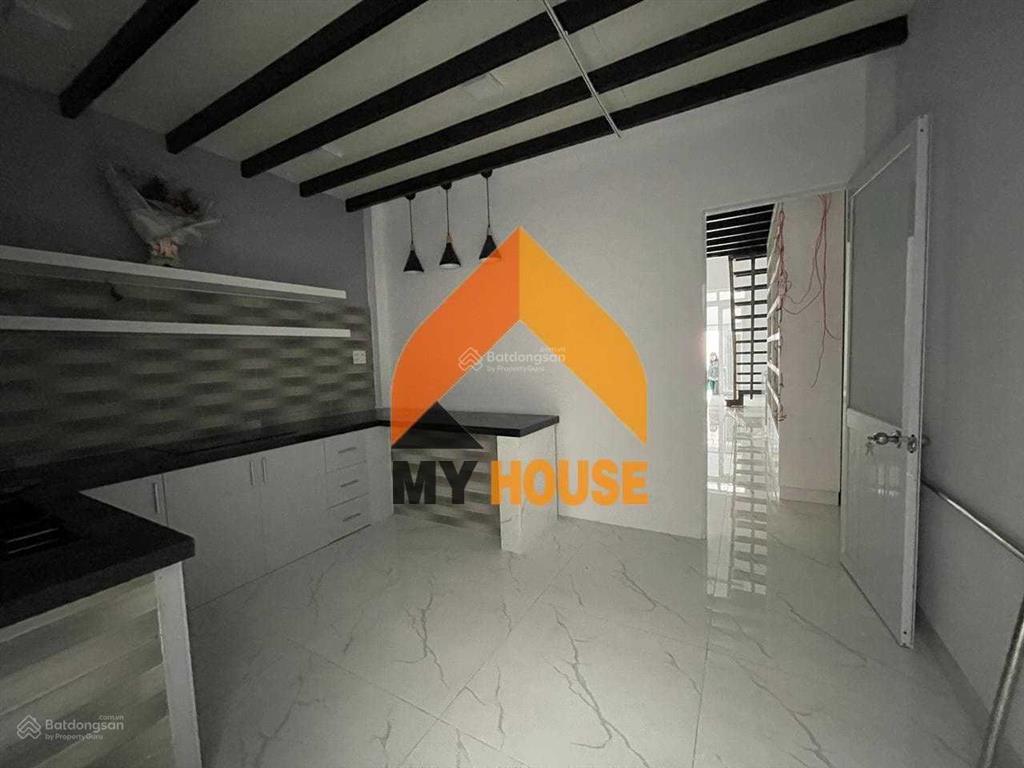 Nhà trống suốt trung tâm q2 gần cầu sài gòn style kính hiện đại