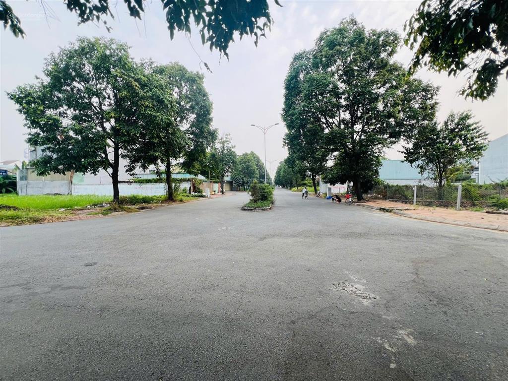 Sang lô góc 245m2 đất thổ cư mặt tiền đường 12m đường thông dài lên khu chế xuất, sổ riêng
