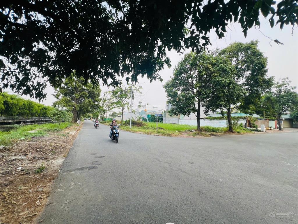 Sang lô góc 245m2 đất thổ cư mặt tiền đường 12m đường thông dài lên khu chế xuất, sổ riêng