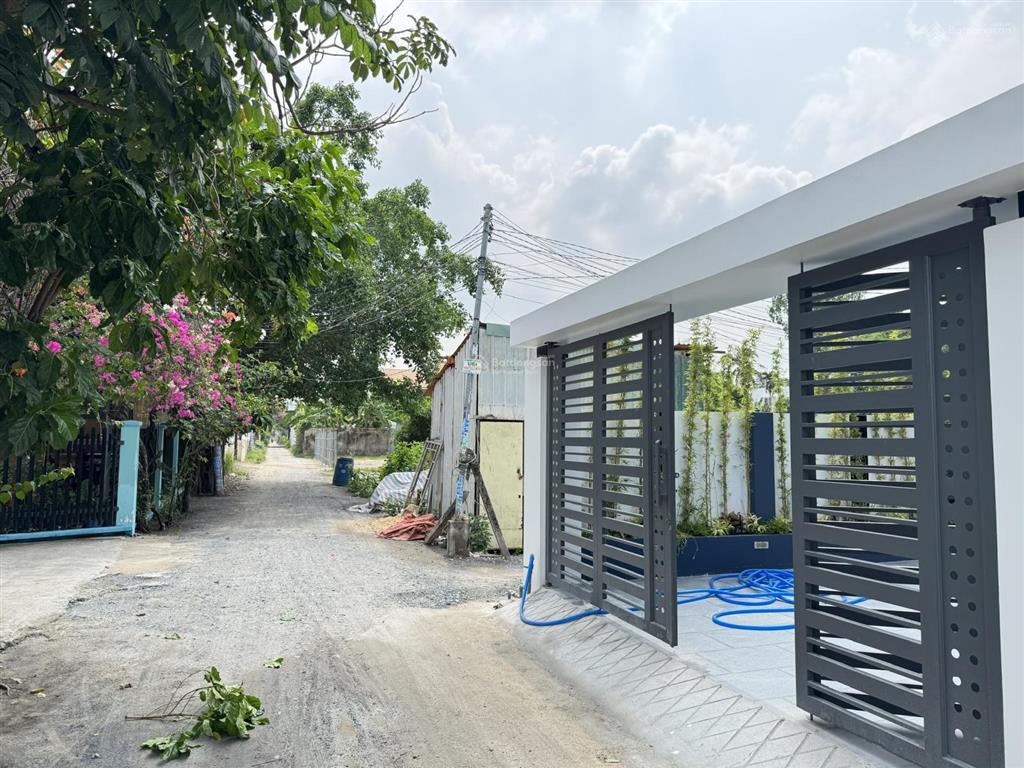 Sang căn nhà 97,5m2 mới 100% nội thất đầy đủ mặt tiền vĩnh phú 42 xe ô tô, sổ hồng