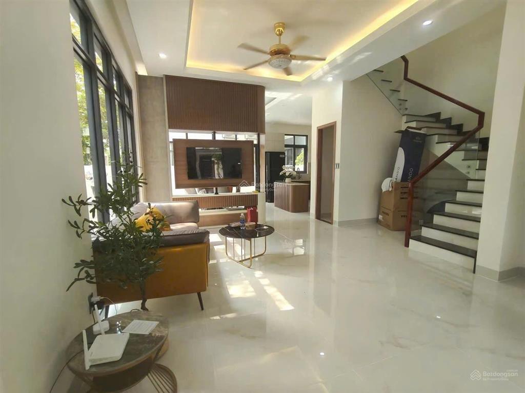 Cho thuê nhà unitown, 1 trệt, 4 lầu, 6 phòng ngủ, giá 42tr/tháng