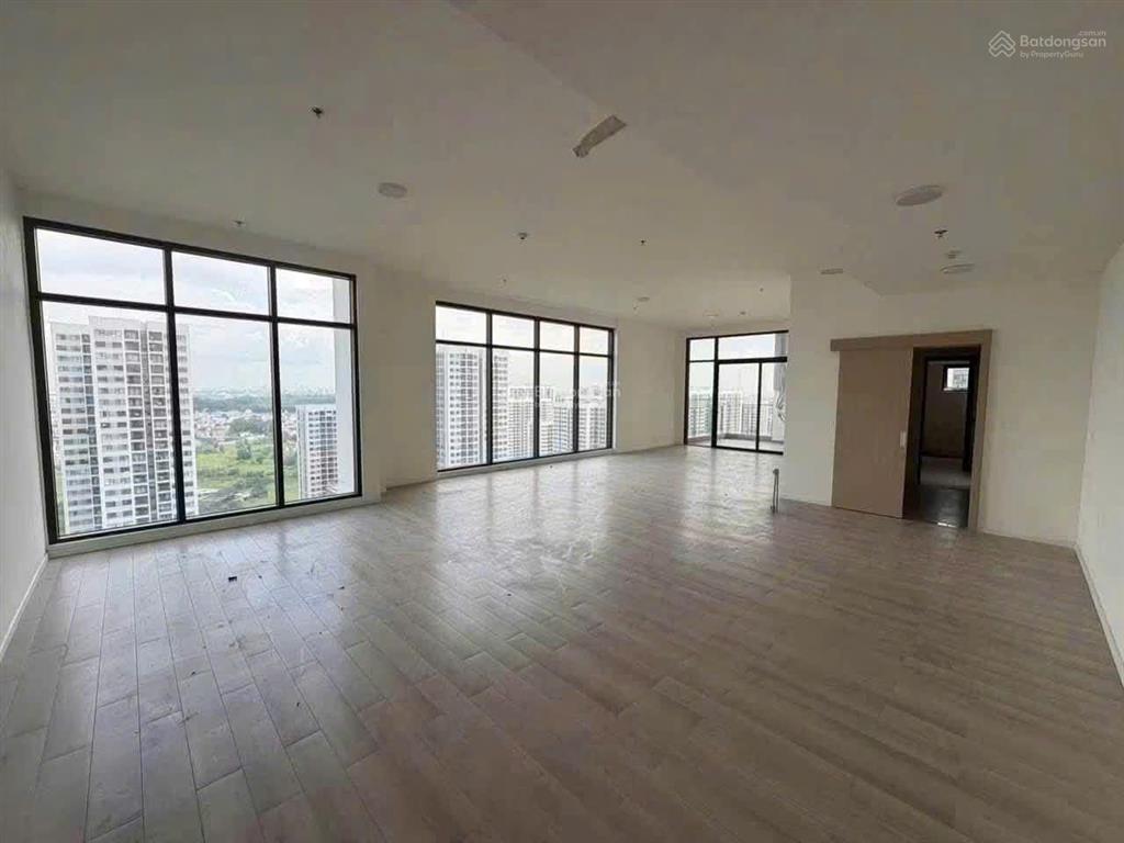 Căn penthouse lumière 208m2, 4pn, không gian rộng rãi, có sổ, hđ thuê 30tr/tháng, chỉ 14 tỷ