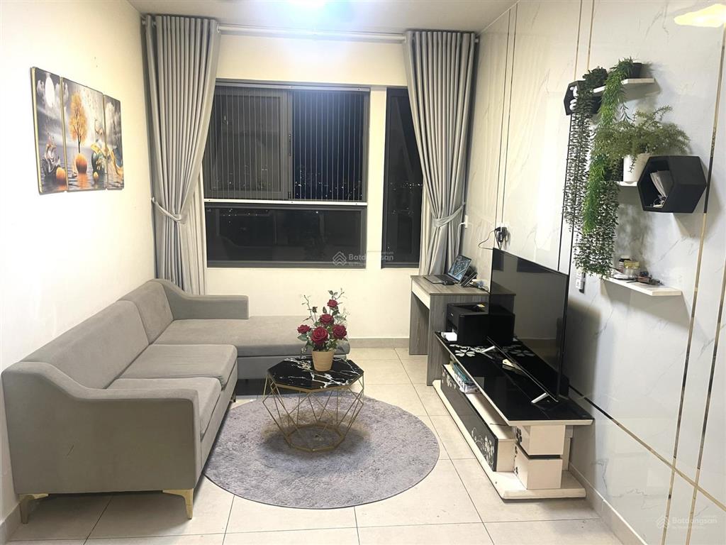 Cần bán gấp căn hộ 2pn 2wc hướng đông nam view hồ bơi tầng cao thoáng mát