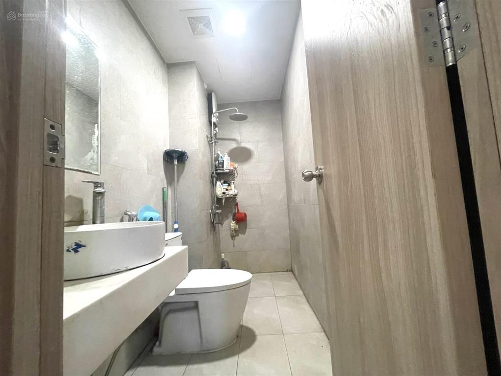 Cần bán gấp căn hộ 2pn 2wc hướng đông nam view hồ bơi tầng cao thoáng mát