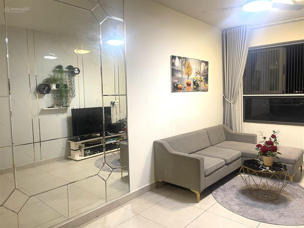 Cần bán gấp căn hộ 2pn 2wc hướng đông nam view hồ bơi tầng cao thoáng mát