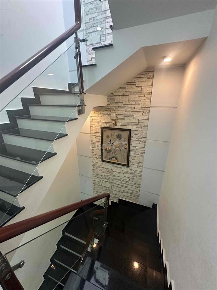 Cho Thuê Nhà 5PN , 5 WC , DTSD 205 m2 , LK Aeon .