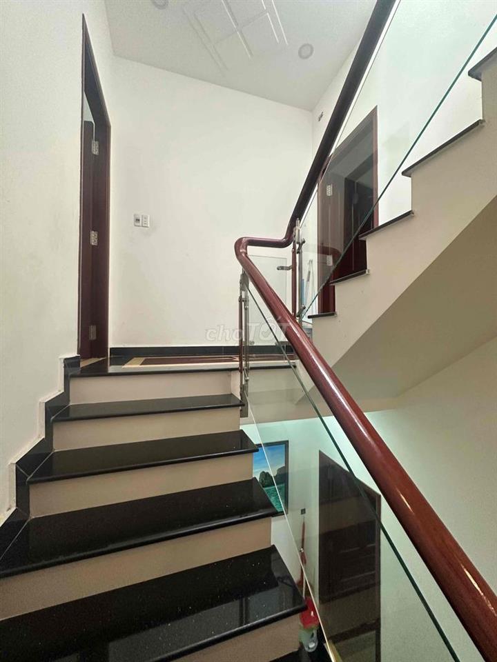 Cho Thuê Nhà 5PN , 5 WC , DTSD 205 m2 , LK Aeon .