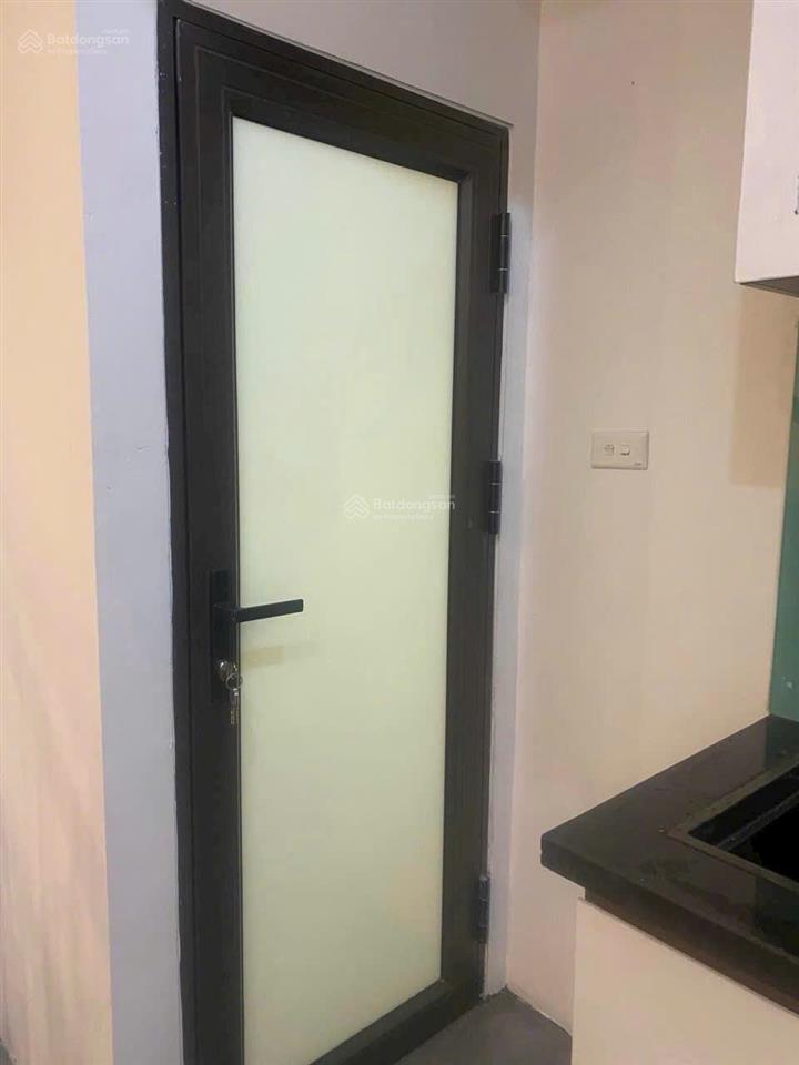 Cho thuê nhà số 18c ngõ 406 âu cơ, p hồng hà, 35m2, 6 tầng, mới xây có thang máy, vào ở ngay