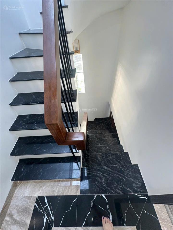 Cho thuê nhà số 18c ngõ 406 âu cơ, p hồng hà, 35m2, 6 tầng, mới xây có thang máy, vào ở ngay