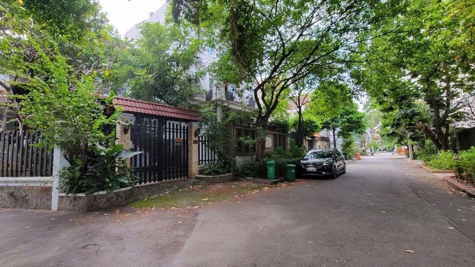 Bán biệt thự 3 mặt tiền Nguyễn Văn Hưởng, P. Thảo Điền – 369m² 3 tầng – 5PN full nội thất – Giá 80 tỷ