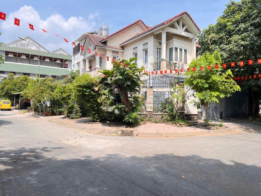 Bán Biệt Thự Góc 2 Mặt Tiền Bình Lợi – 10x20m (Có Hồ Bơi, Sân Vườn, Gara 2 Ô Tô) – 32 Tỷ
