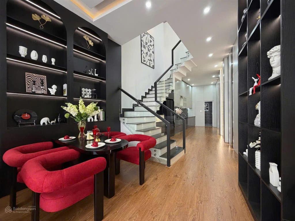 Bán nhà 3 tầng full nội thất sang trọng đường oto 6m kiệt huỳnh ngọc huệ  cách đường 20m.