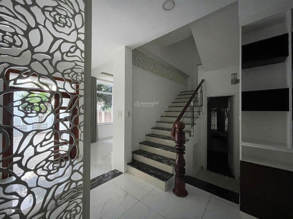 Cho thuê biệt thự phú mỹ hưng, cạnh công viên và khu lâu đài chateau, 140m2(7x20), 3 tầng, 4pn, 4wc