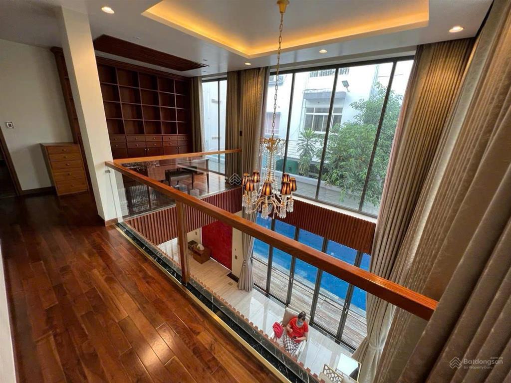 Cho thuê biệt thự đơn lập căn góc công viên, khu mỹ hoàng phú mỹ hưng, hồ bơi, sân vườn, 4pn master