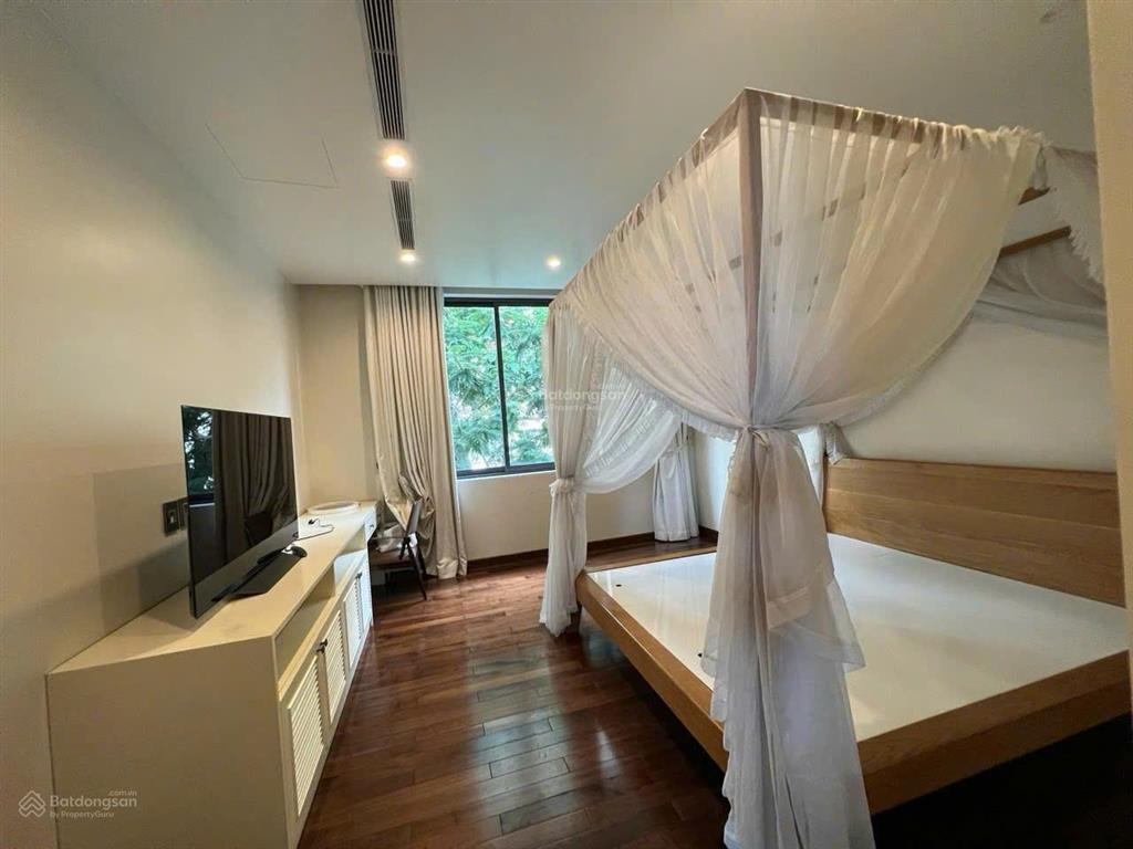 Cho thuê biệt thự đơn lập căn góc công viên, khu mỹ hoàng phú mỹ hưng, hồ bơi, sân vườn, 4pn master
