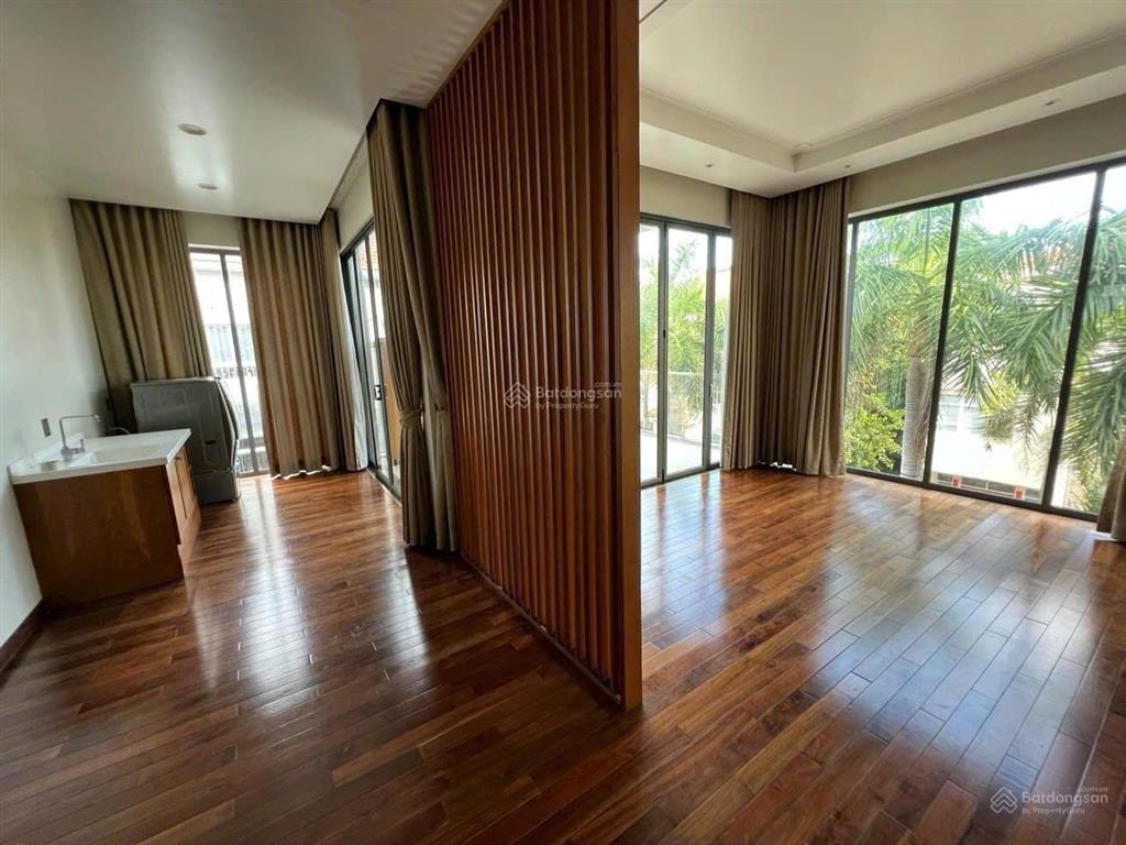 Cho thuê biệt thự đơn lập căn góc công viên, khu mỹ hoàng phú mỹ hưng, hồ bơi, sân vườn, 4pn master