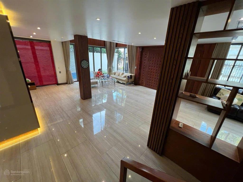 Cho thuê biệt thự đơn lập căn góc công viên, khu mỹ hoàng phú mỹ hưng, hồ bơi, sân vườn, 4pn master