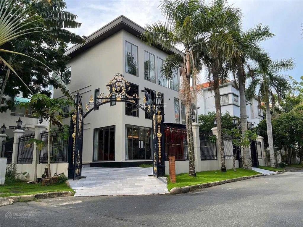 Cho thuê biệt thự đơn lập căn góc công viên, khu mỹ hoàng phú mỹ hưng, hồ bơi, sân vườn, 4pn master