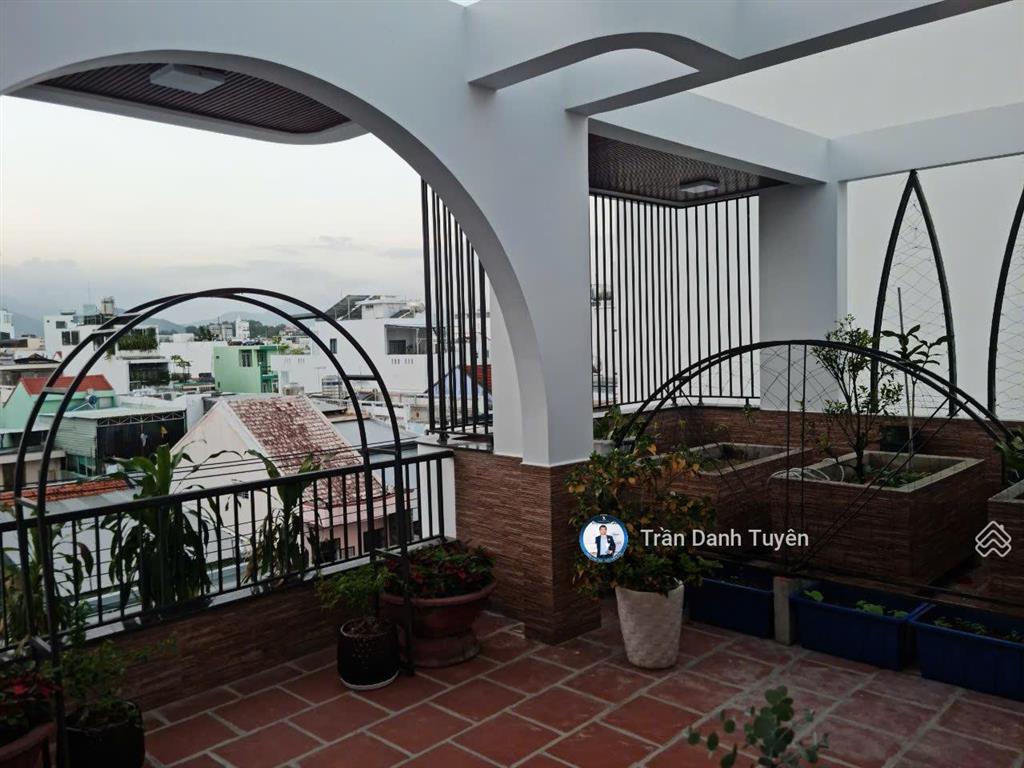 Căn biệt thự trong phố siêu đẹp có hồ bơi khu bàn cờ tttp nha trang đường lê chân
